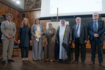 حاكم الشارقة يهدي جامعة القلب المقدس الكاثوليكية في ميلانو مخطوطاً تاريخياً نادراً وكتاب “مرسوم بابوي”