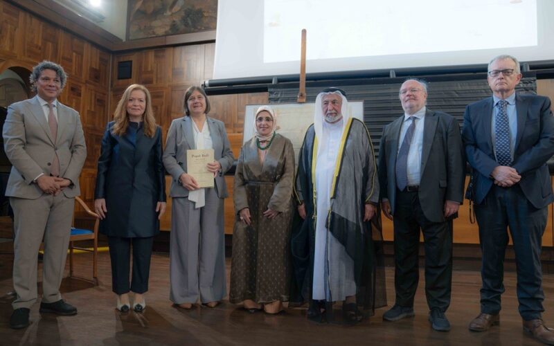 حاكم الشارقة يهدي جامعة القلب المقدس الكاثوليكية في ميلانو مخطوطاً تاريخياً نادراً وكتاب “مرسوم بابوي”