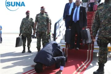 وصول رئيس الوزراء السوداني لبوتسودان